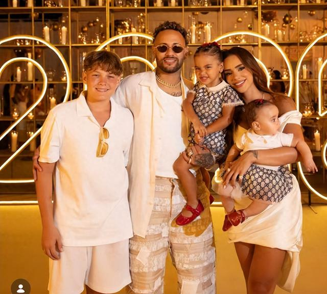 内马尔晒全家福，34岁再签肥约，超模妻子绝美，4个孩子很幸福|内马尔·达·席尔瓦|布鲁娜|费尔南多-桑托斯|欧冠冠军|南美足球先生_新浪体育_新浪新闻